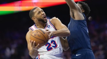 AG体育入口-Shams：76人将埃里克-戈登交易至灰熊