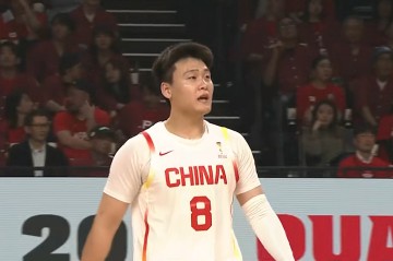 AG体育官网-13中2！男篮赢球，他却开心不起来 球迷：拖了球队的后腿